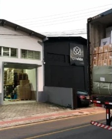 Galpão com caminhão descarregando, em 2016