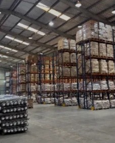 Interior do galpão de 15.600 m² com porta-paletes, em 2026